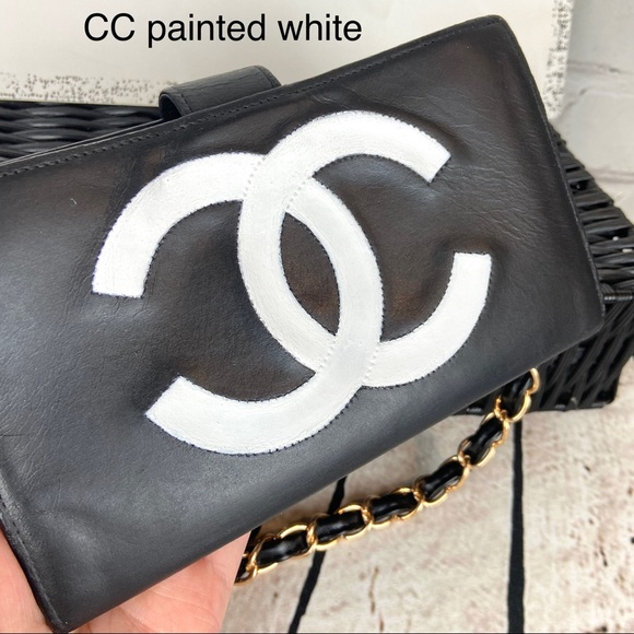 CHANEL leather wallet crossbody on chain - Picture 5 of 16